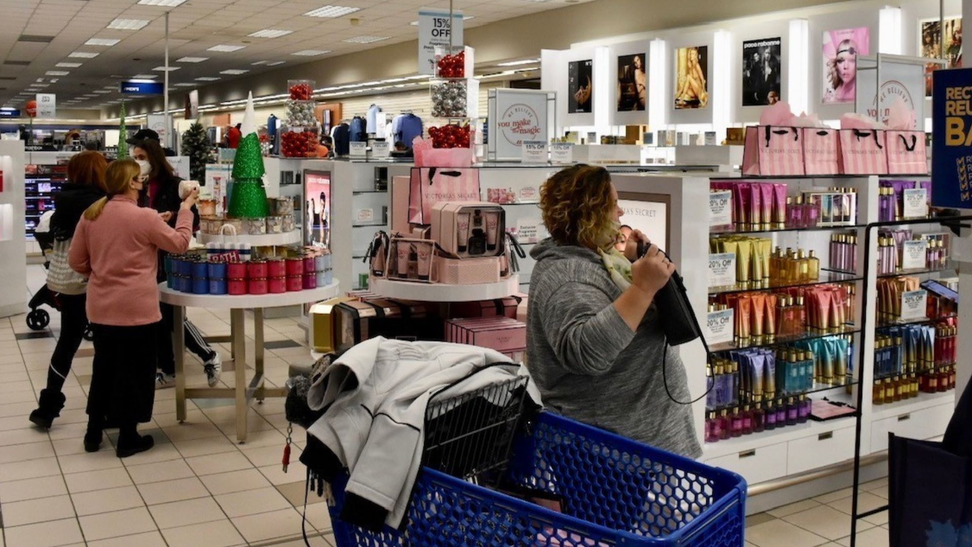 File:Shoppers Take Advantage of NEX Navy Blue Holiday Sales (6957123).jpg