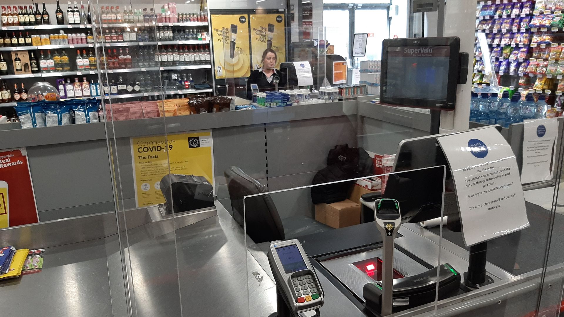 File:Ersatz protection for employees deployed in a grocery store during the 2020 coronavirus pandemic.jpg