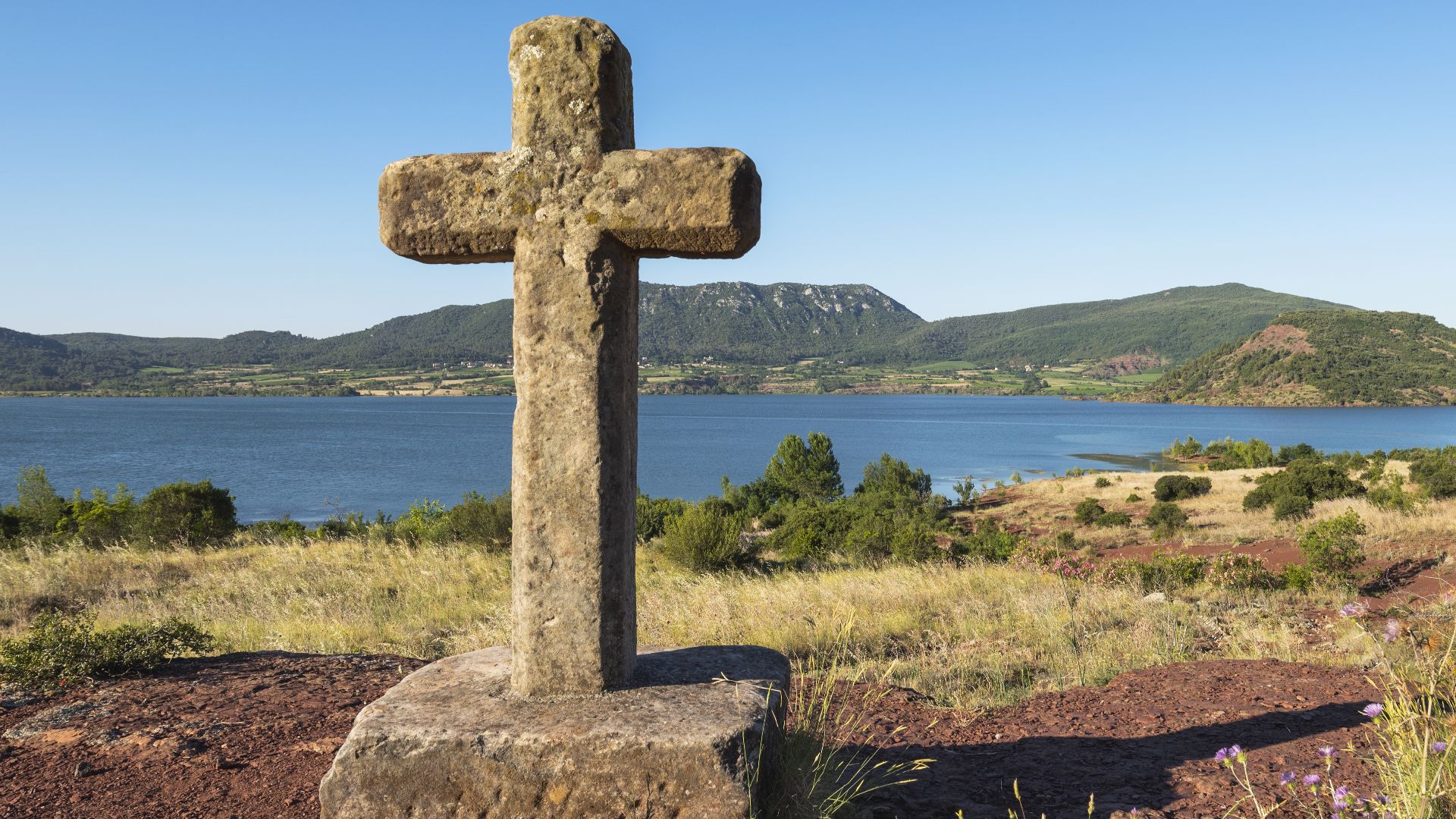 File:Christian cross at Salagou Lake cf01.jpg