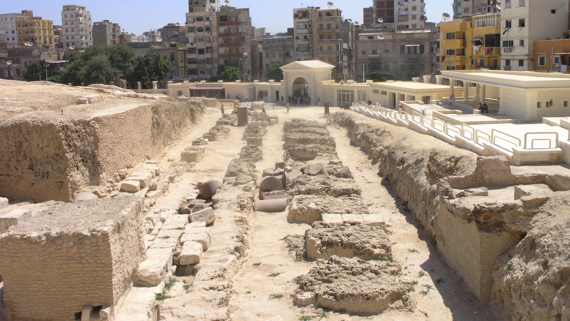 File:Alexandria - Pompey's Pillar - view of ruins.JPG