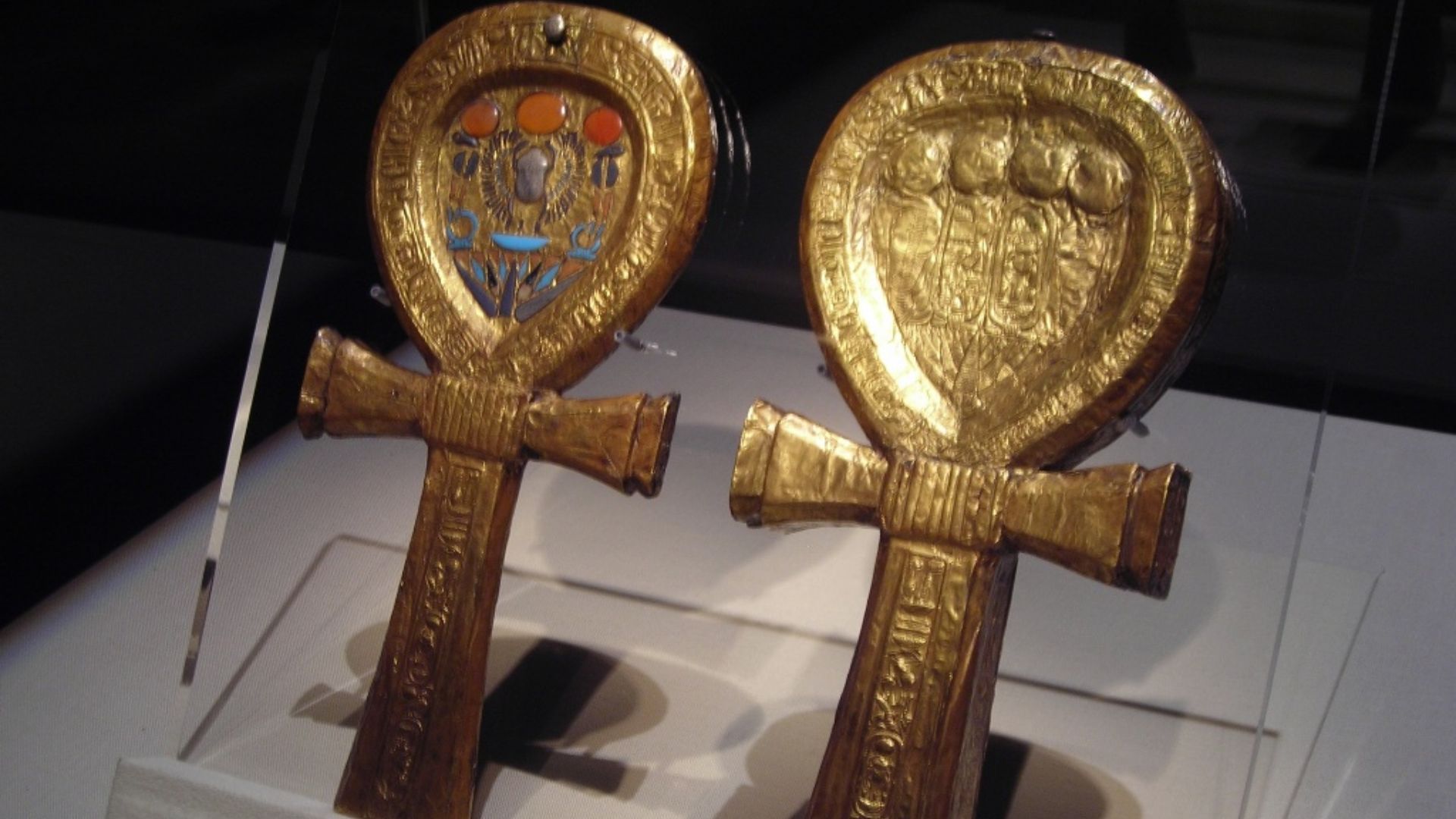 File:Two Ankh shaped Mirrors Tutankhamun.jpg