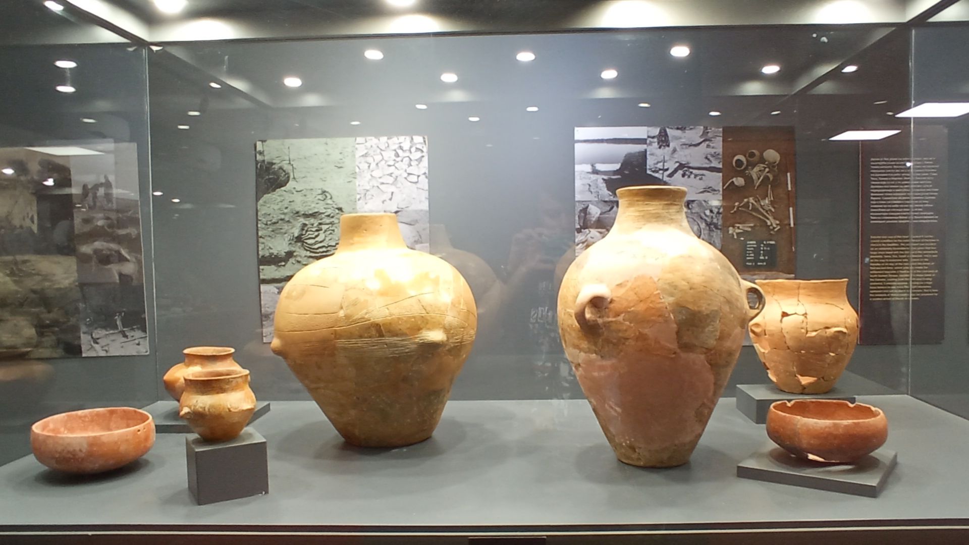 File:Vinca pottery 1.jpg