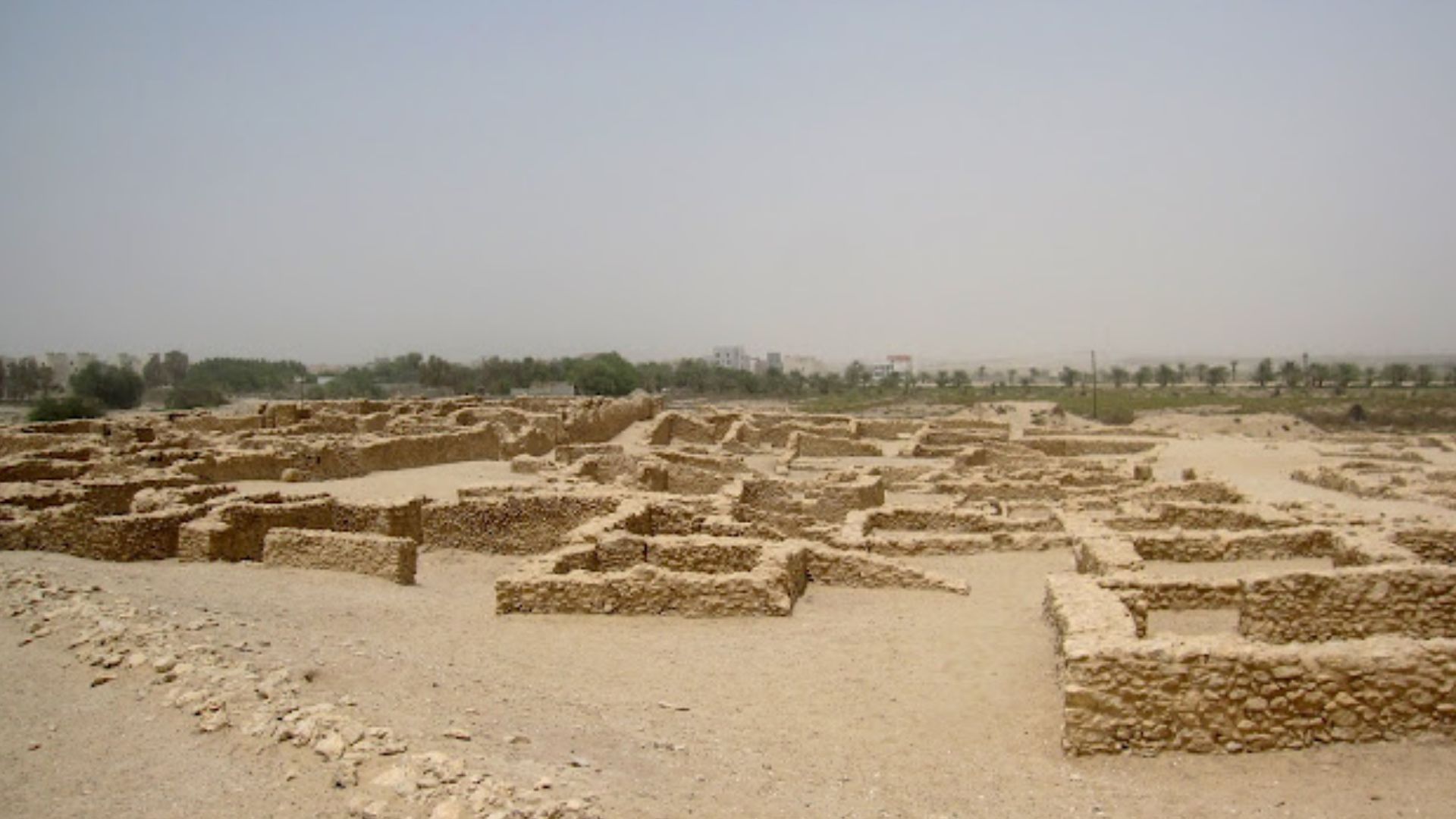 File:Dilmun period (3200-320 BC) burial chambers at Saar, Bahrain.JPG