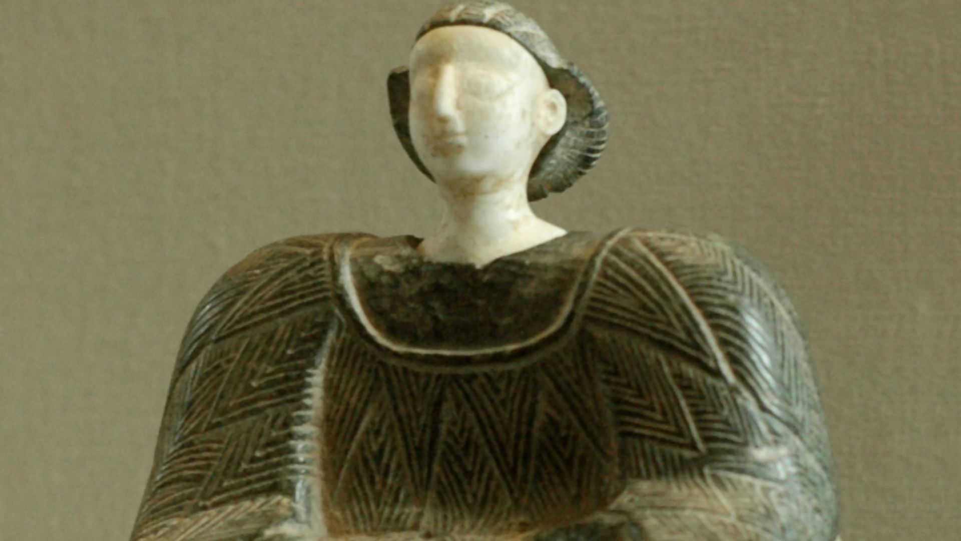 File:Kaunakes Bactria Louvre AO31917.jpg