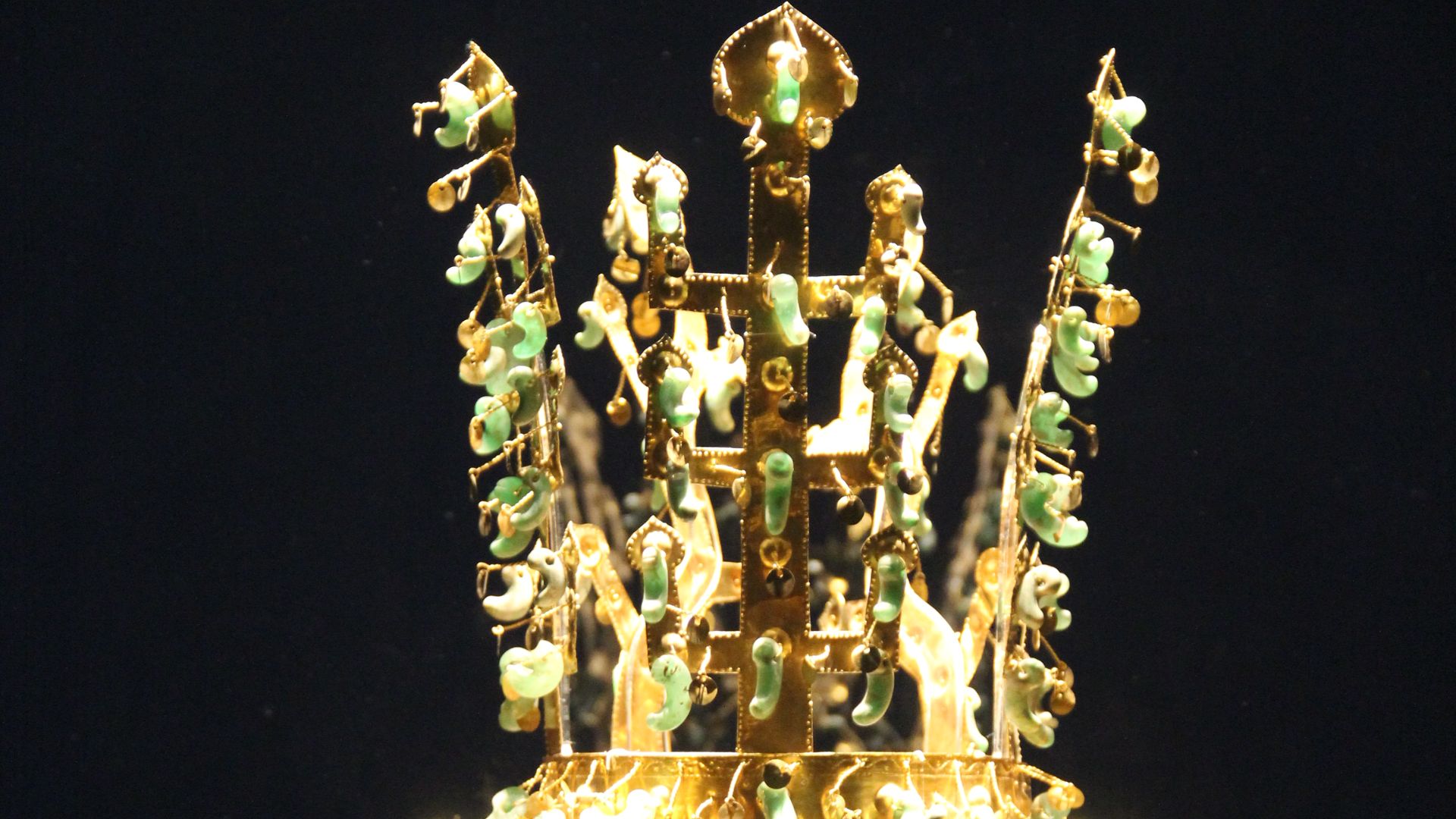 File:Gold Crown of Silla Kingdom 01a.jpg