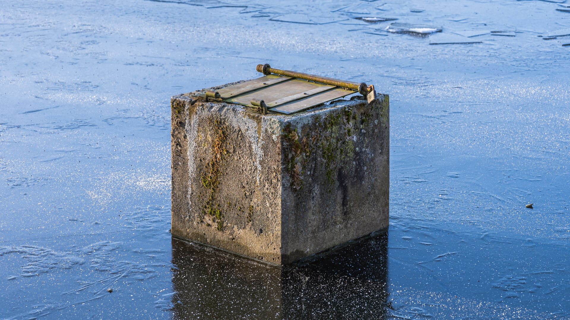 File:Betonabfluss auf dem gefrorenen Knollenteich, Hof, 20241231 HOF0102 RAW-Export.jpg