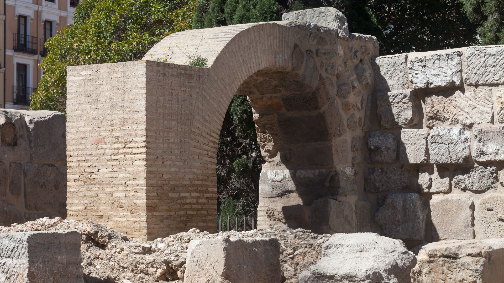 File:Arco da muralla romana de Zaragoza España Z19.jpg