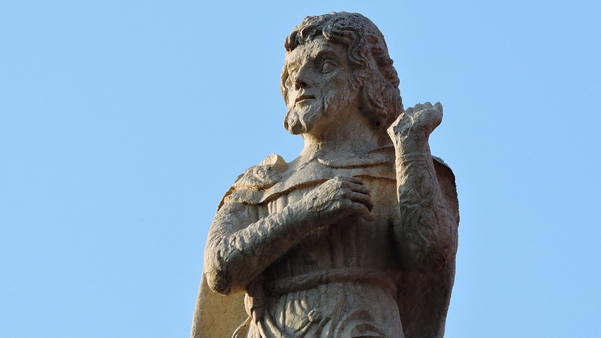 File:Vitruvius, Loggia del Consiglio, Piazza dei Signori, Verona (37108421733).jpg