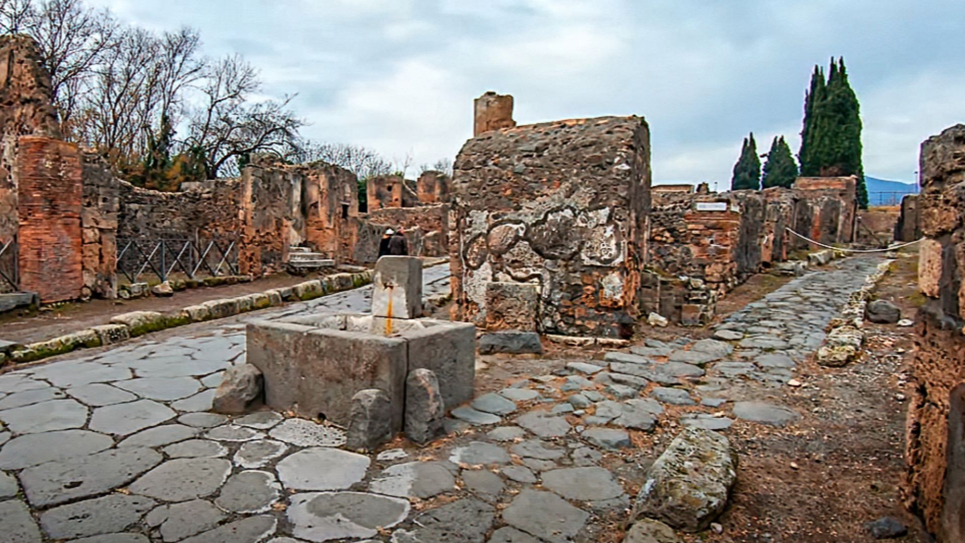 File:Public fountain in a split street Pompeii Walk.jpg