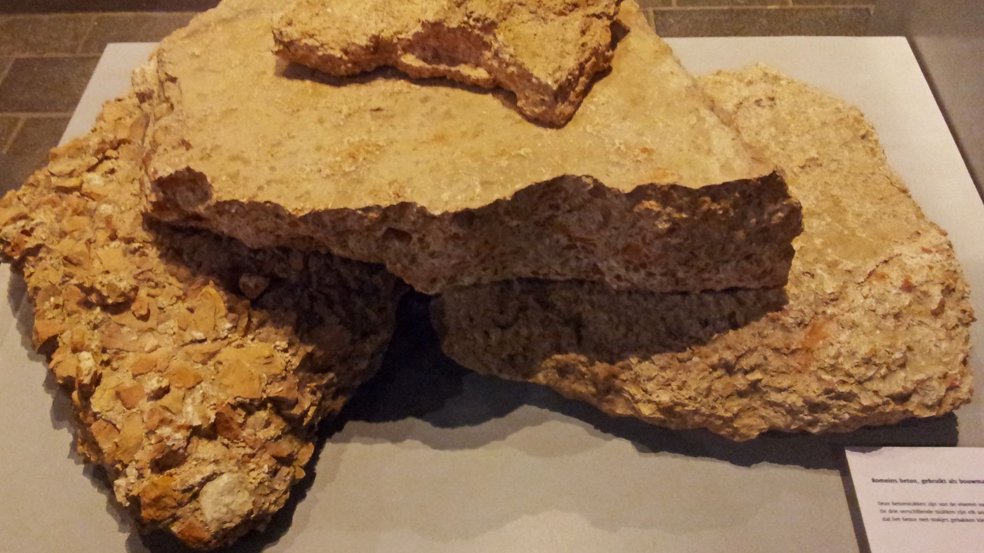 File:2015-Heerlen, Thermenmuseum, Romeins beton.jpg