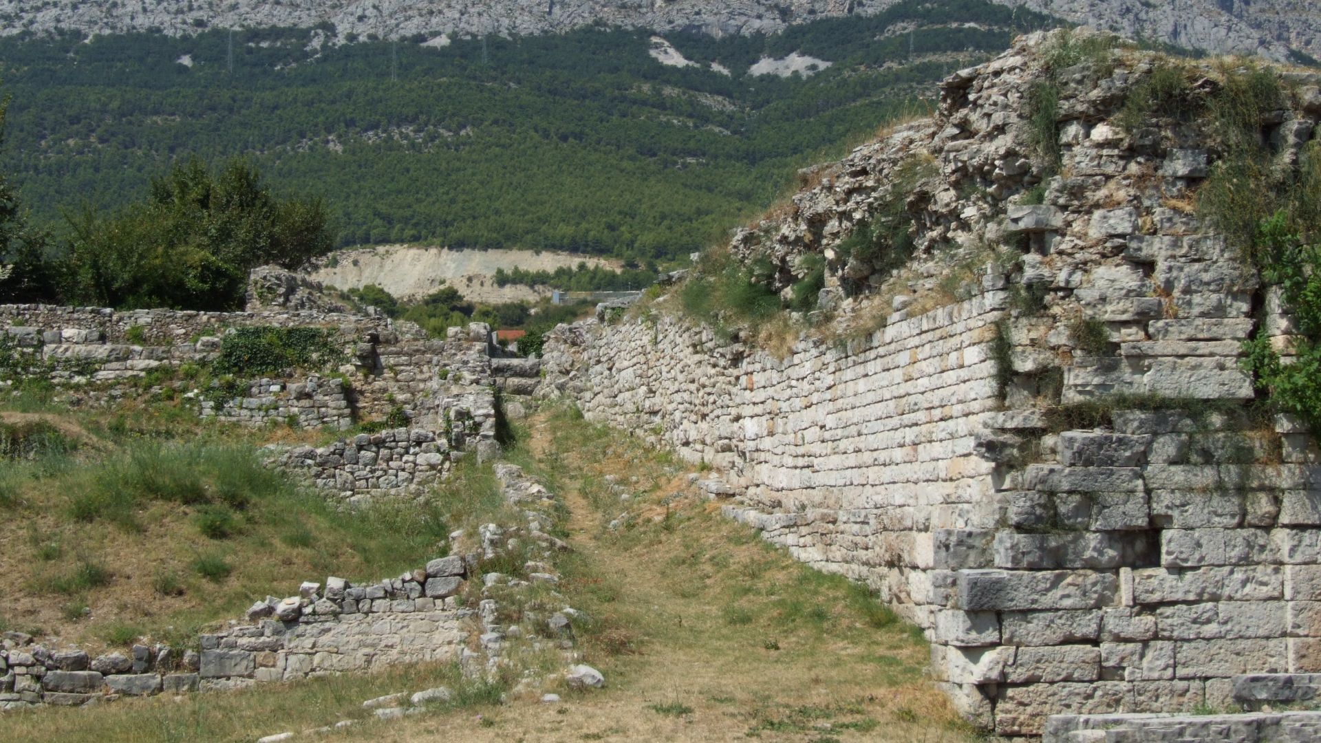 File:Salona - Roman wall.JPG