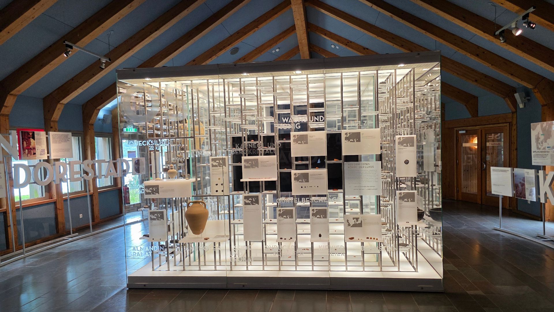 File:Wikinger Museum Haithabu - Blick in die Ausstellungsräume - Haithabu als Handelszentrum (1).jpg