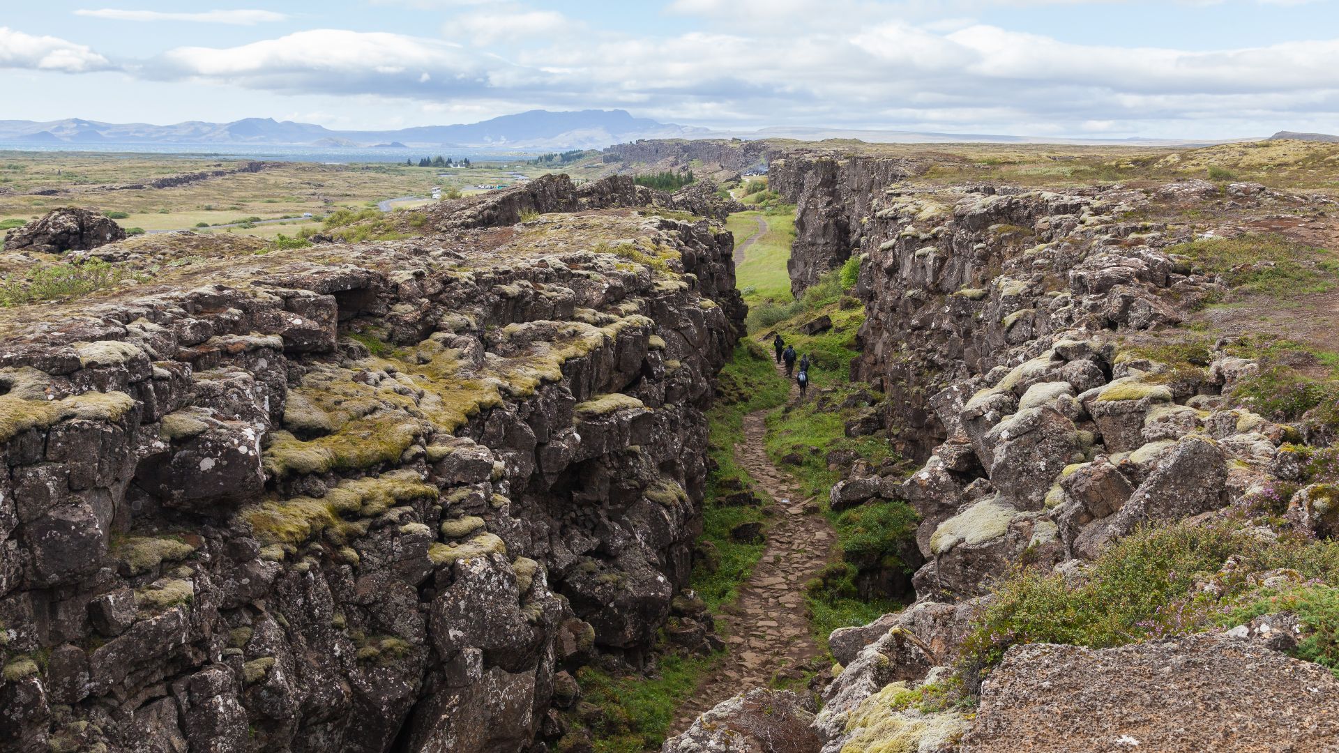 File:Roca de la Ley, Parque Nacional de Þingvellir, Suðurland, Islandia, 2014-08-16, DD 022.JPG