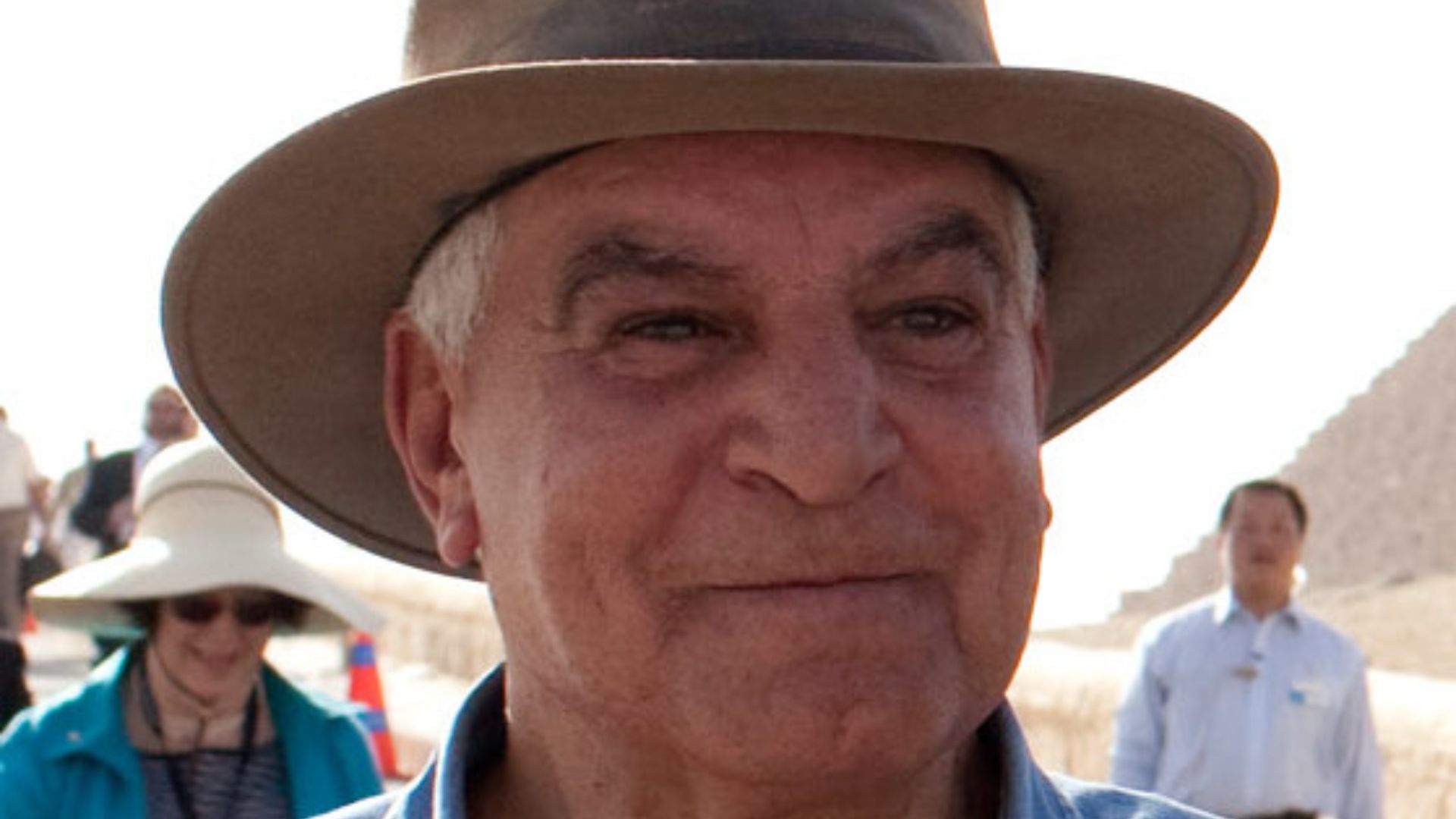 File:President Barack Obama tours the Pyramids and Sphinx with Secretary General of the Egyptian Supreme Council of Antiquities (Hawass cropped).jpg