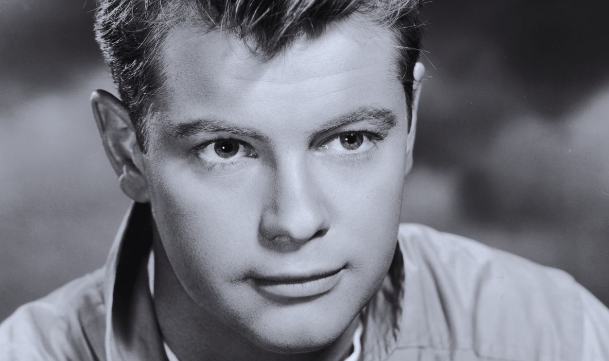 Gettyimages - 3201344, Troy Donahue circa 1955: Headshot portrait of American actor Troy Donahue (1936 - 2001), wearing a zippered jacket and a white T-shirt. 