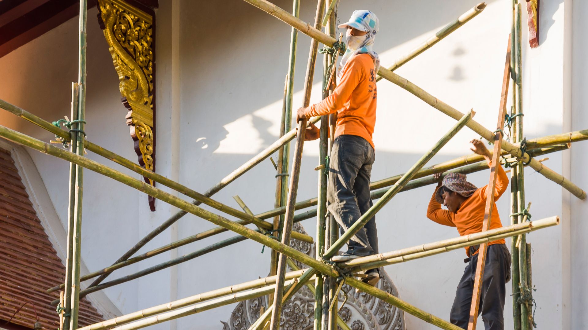 File:Chiang-Mai Thailand Workers-on-a-bamboo-scaffolding-01.jpg