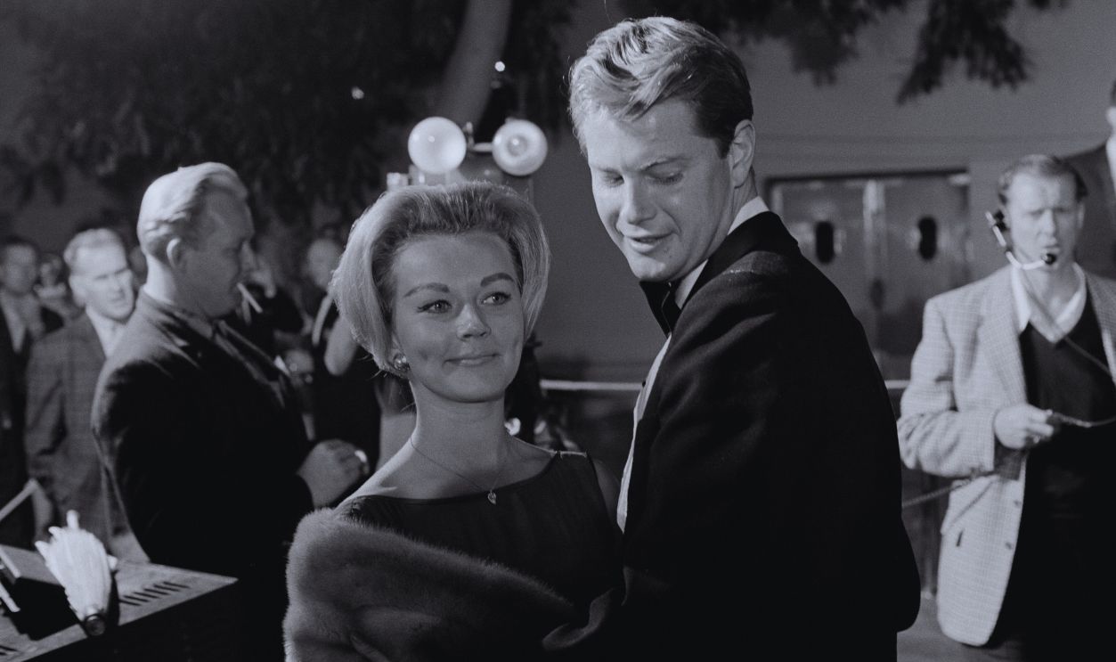 Gettyimages - 1993093680, 'The World Of Suzie Wong' Hollywood Premiere Swedish actress Lili Kardell and American actor and singer Troy Donahue attend the Hollywood premiere of 'The World of Suzie Wong', held at Grauman's Chinese Theatre in the Hollywood neighbourhood of Los Angeles, California, 15th December 1960. 