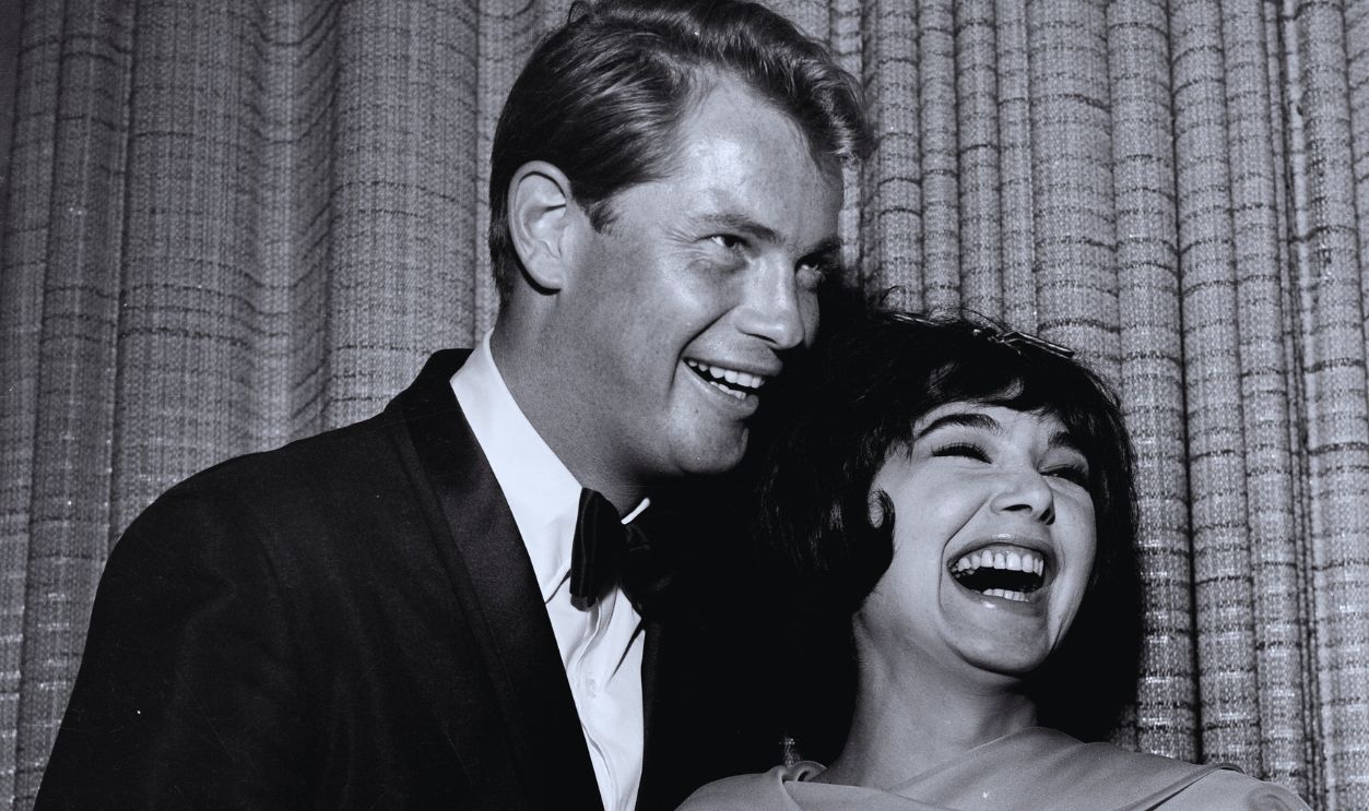 Gettyimages - 533786855, Suzanne Pleshette LOS ANGELES,CA - CIRCA 1962: Actress Suzanne Pleshette and her husband actor Troy Donahue attend an event in Los Angeles,CA. 