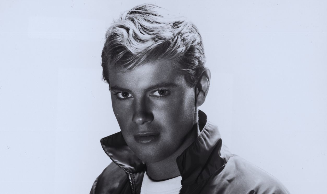 Gettyimages - 3201119, Troy Donahue circa 1962: Portrait of American actor Troy Donahue (1936 - 2001), wearing a white T-shirt and a jacket with an upturned collar. 