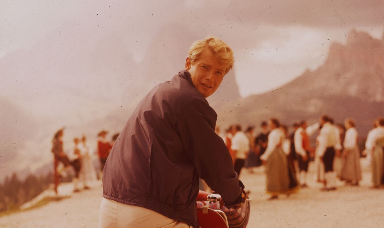 Gettyimages - 	3201664, Troy Donahue circa 1962: Portrait of American actor Troy Donahue (1936 - 2001) looking over his shoulder while seated on a red motor scooter, possibly on the set of director Delmer Daves' film 'Rome Adventure'.  
