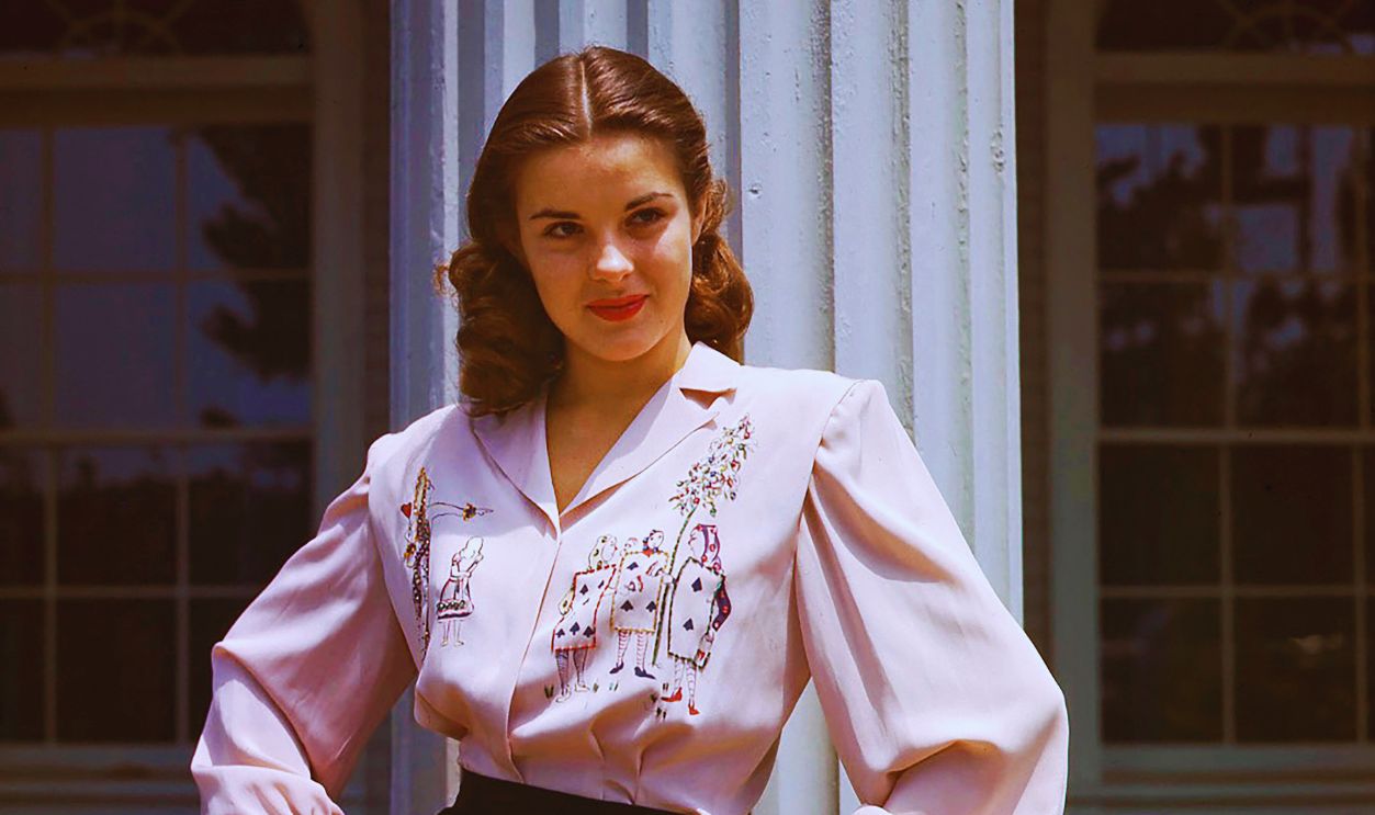  Gettyimages - 1460813087, Jean Peters Jean Peters (1926-2000) wearing an 'Alice in Wonderland'-themed blouse, Hollywood, circa 1948. 