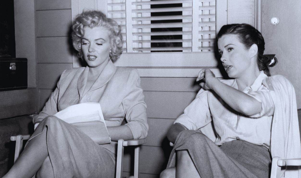 Gettyimages - 607405874, On the set of Niagara American actresses Marilyn Monroe and Jean Peters on the set of Niagara, directed by Henry Hathaway. 