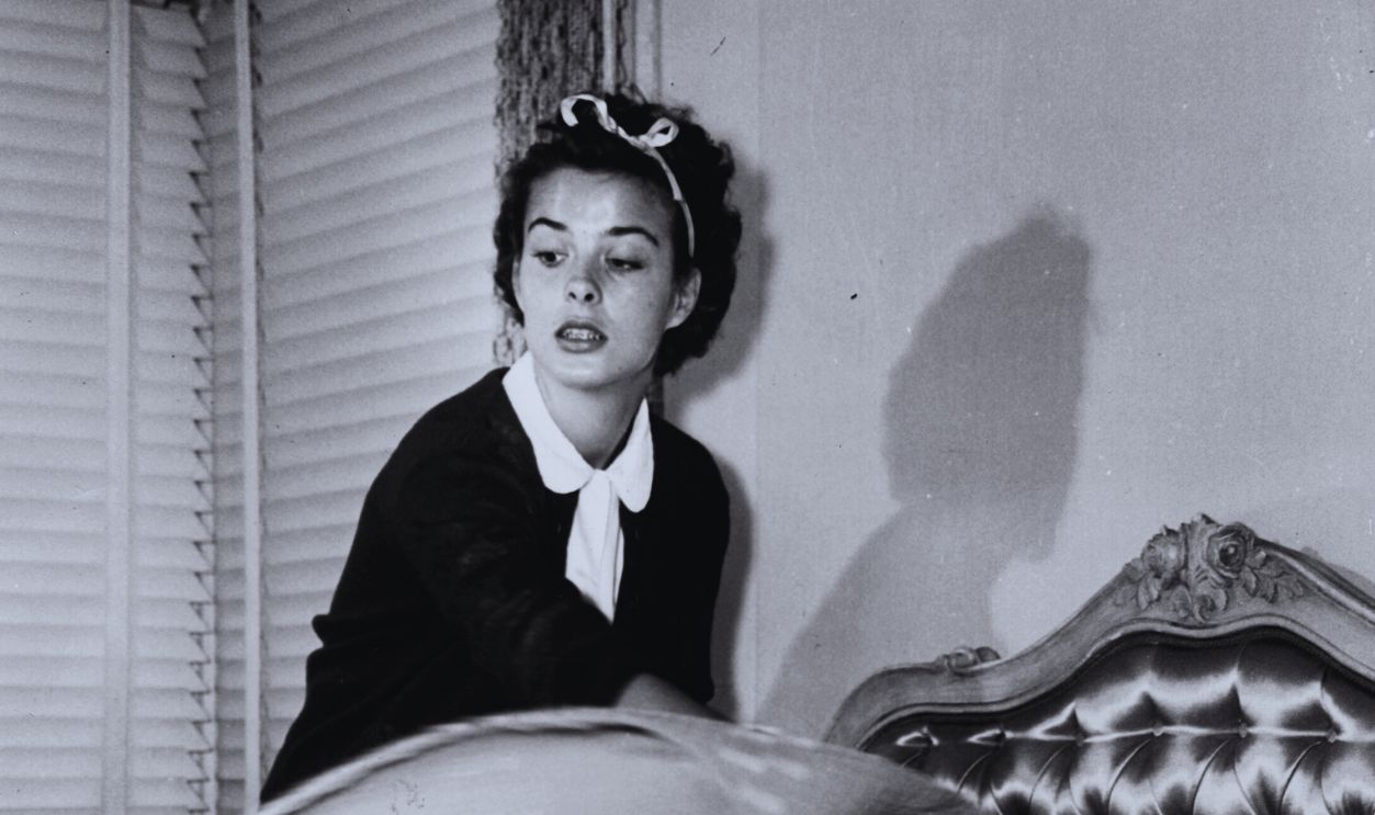 Gettyimages - 3259661, Jean Peters circa 1950: Hollywood starlet Jean Peters making her bed. 