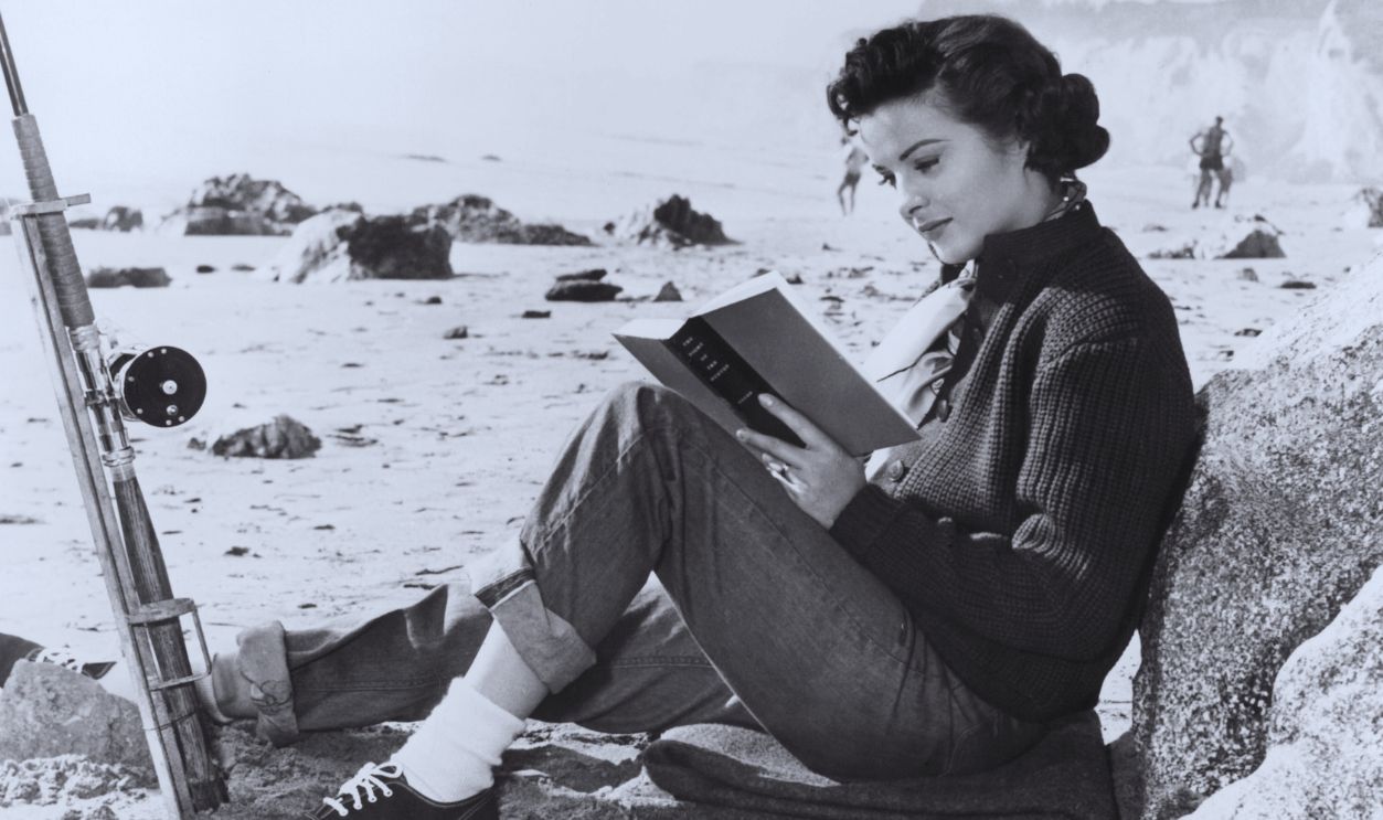 Gettyimages - 148260801, Jean Peters In 'A Man Called Peter' Jean Peters reading book on beach in a scene from the film 'A Man Called Peter', 1955.