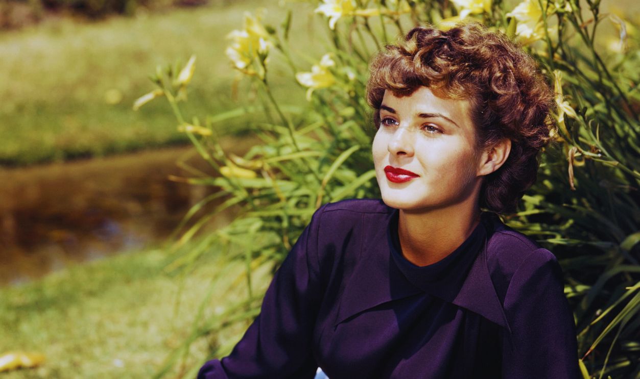 Gettyimages - 138640296, Jean Peters Jean Peters (1926-2000), US actress, wearing a dark blue wide collar blouse as she reclines on grass, circa 1955. 