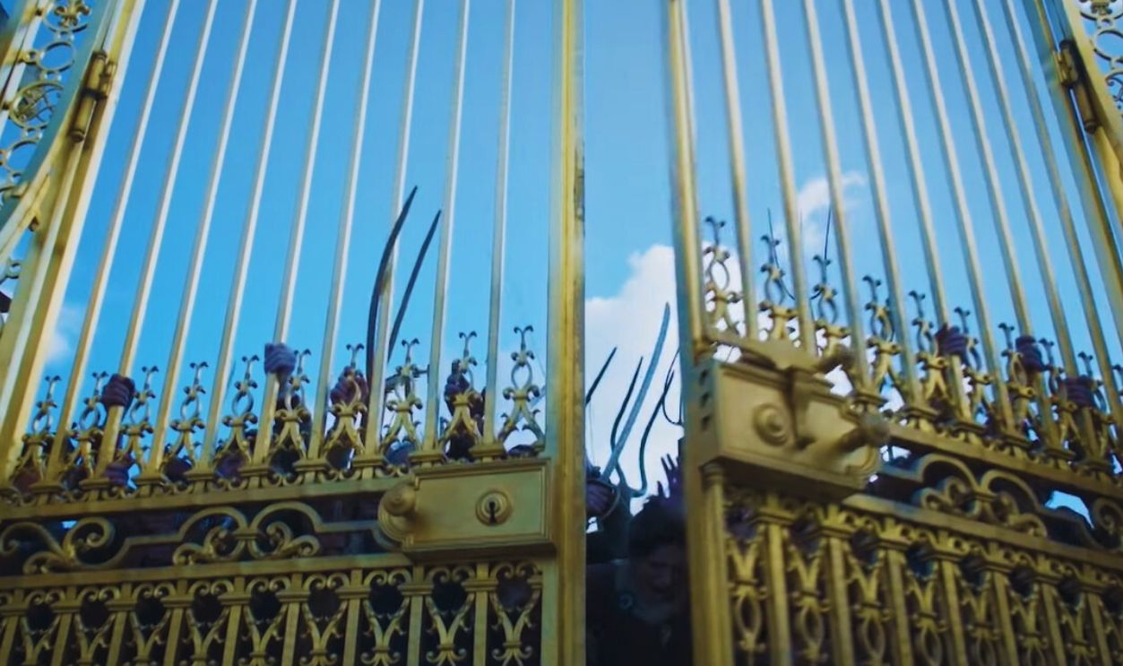 Screenshot from Marie Antoinette (2022–2023)