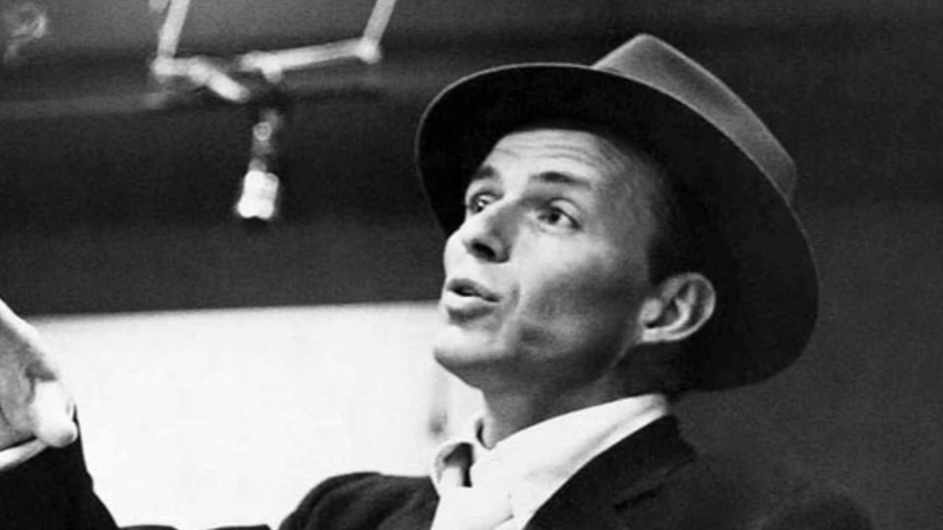File:Frank Sinatra (circa 1955 in Capitol Studios).jpg