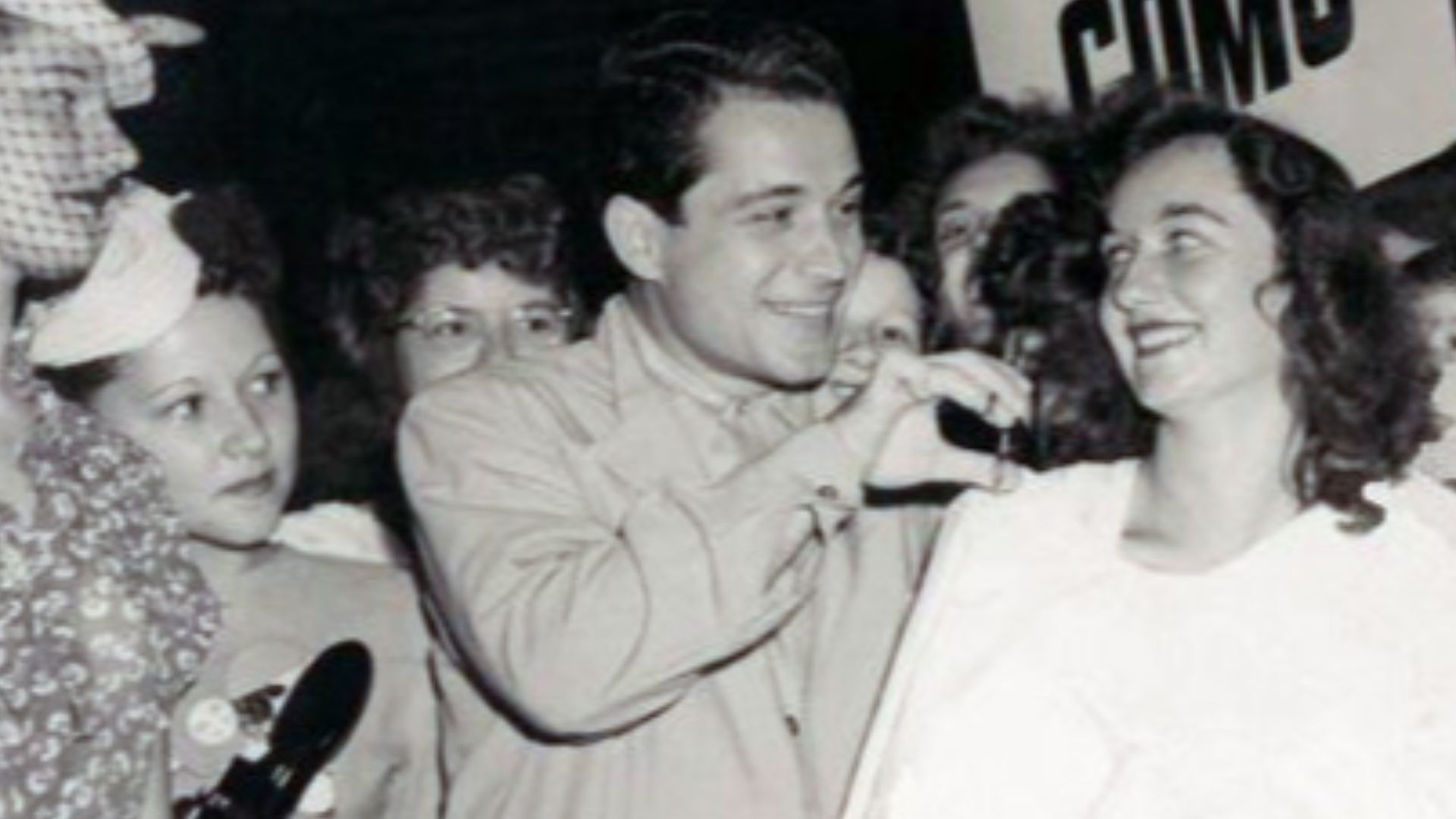 File:Perry Como Chicago arrival 1947.JPG