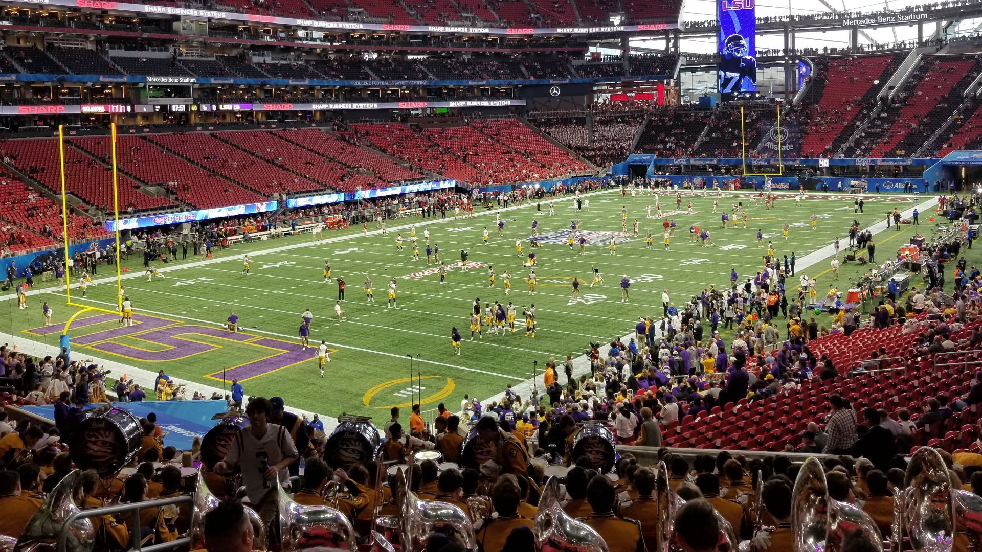 File:2019 Peach Bowl LSU vs OU Mercedes-Benz Stadium field.jpg