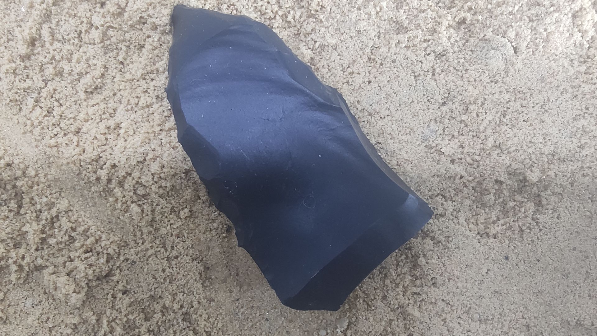 File:Obsidian Flake Tool — Prehistoric Sharp-Edged Cutting Implement.jpg