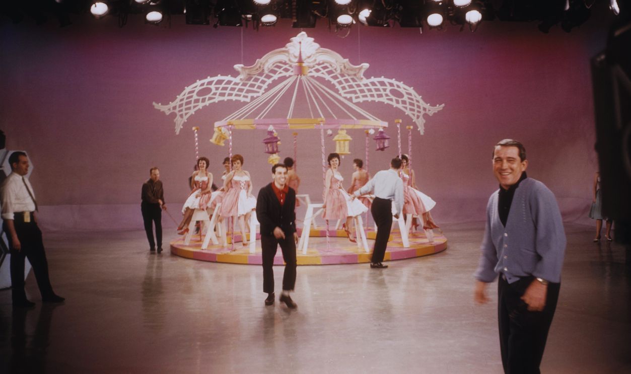 Gettyimages - 485621936, Perry Como's Kraft Music Hall TV Show NEW YORK - CIRCA 1961: Entertainers Peter Genario and Perry Como rehearses on set of his TV show 