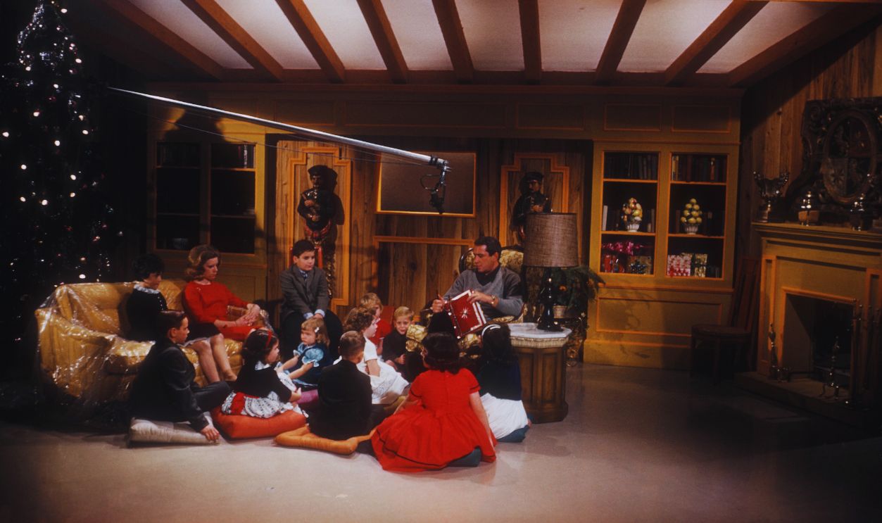 Gettyimages - 485621884, Perry Como's Kraft Music Hall TV Show NEW YORK - CIRCA 1961: Entertainer Perry Como rehearses on set of his TV show 