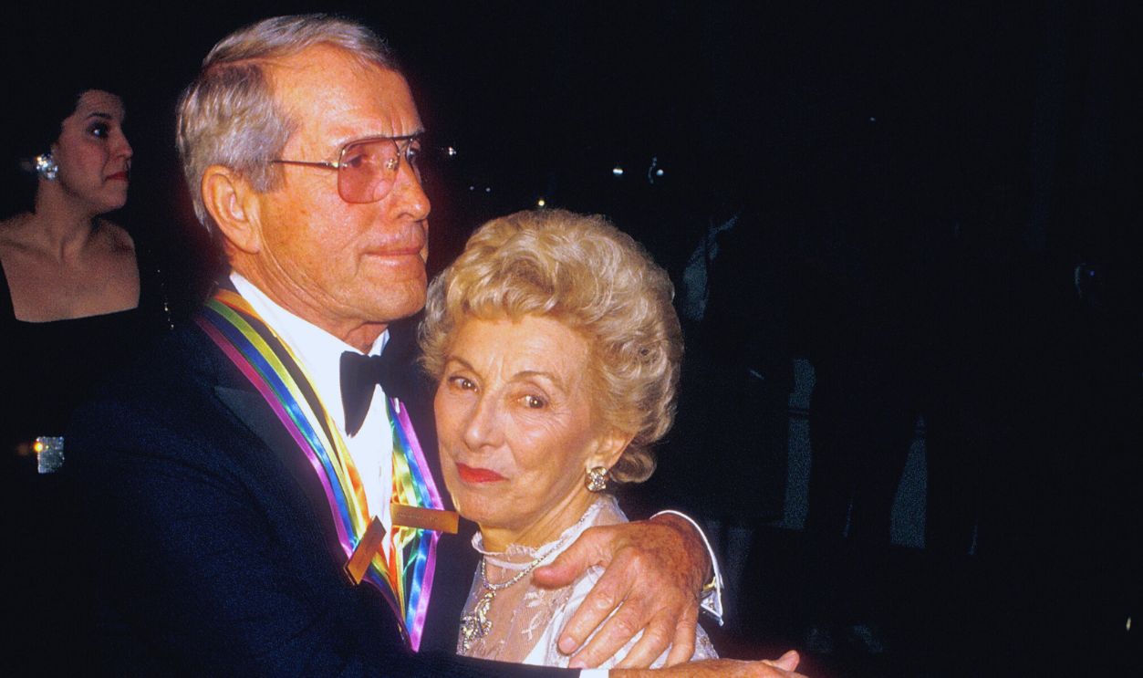 Gettyimages - 170381006, 10th Annual Kennedy Center Honors Gala WASHINGTON, DC - DECEMBER 6: Singer Perry Como and wife Roselle Beline attend the 10th Annual Kennedy Center Honors Gala on December 6, 1987 at the Opera House, Kennedy Center in Washington, DC. 