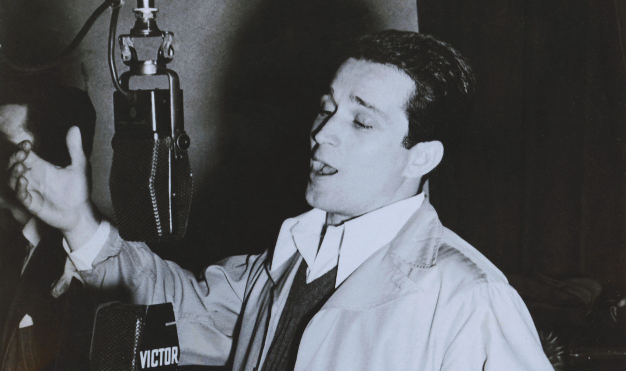 Gettyimages - 515467614, Singer Perry Como at the Microphones Perry Como singing into a RCA Victor microphone during a radio broadcast. Undated photograph. 