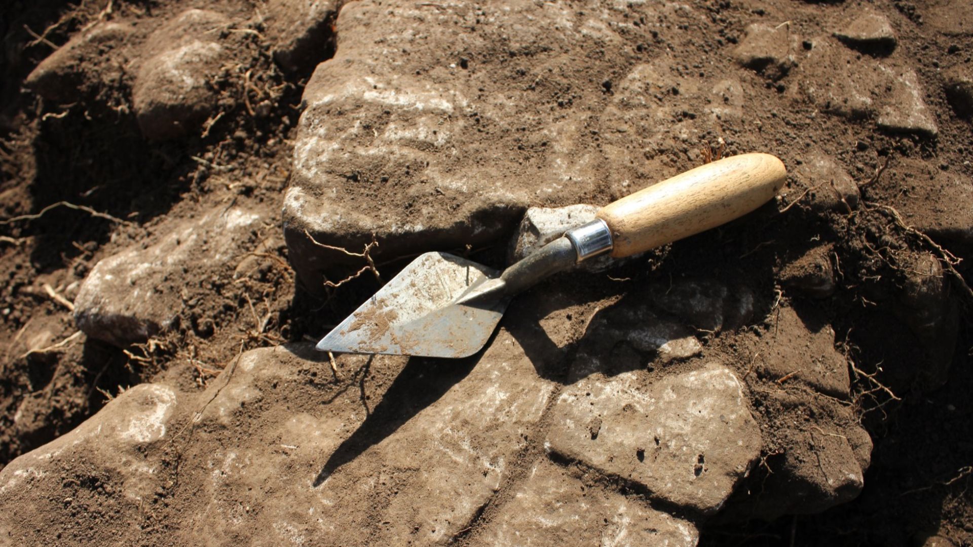 File:Archaeology Trowel.jpg