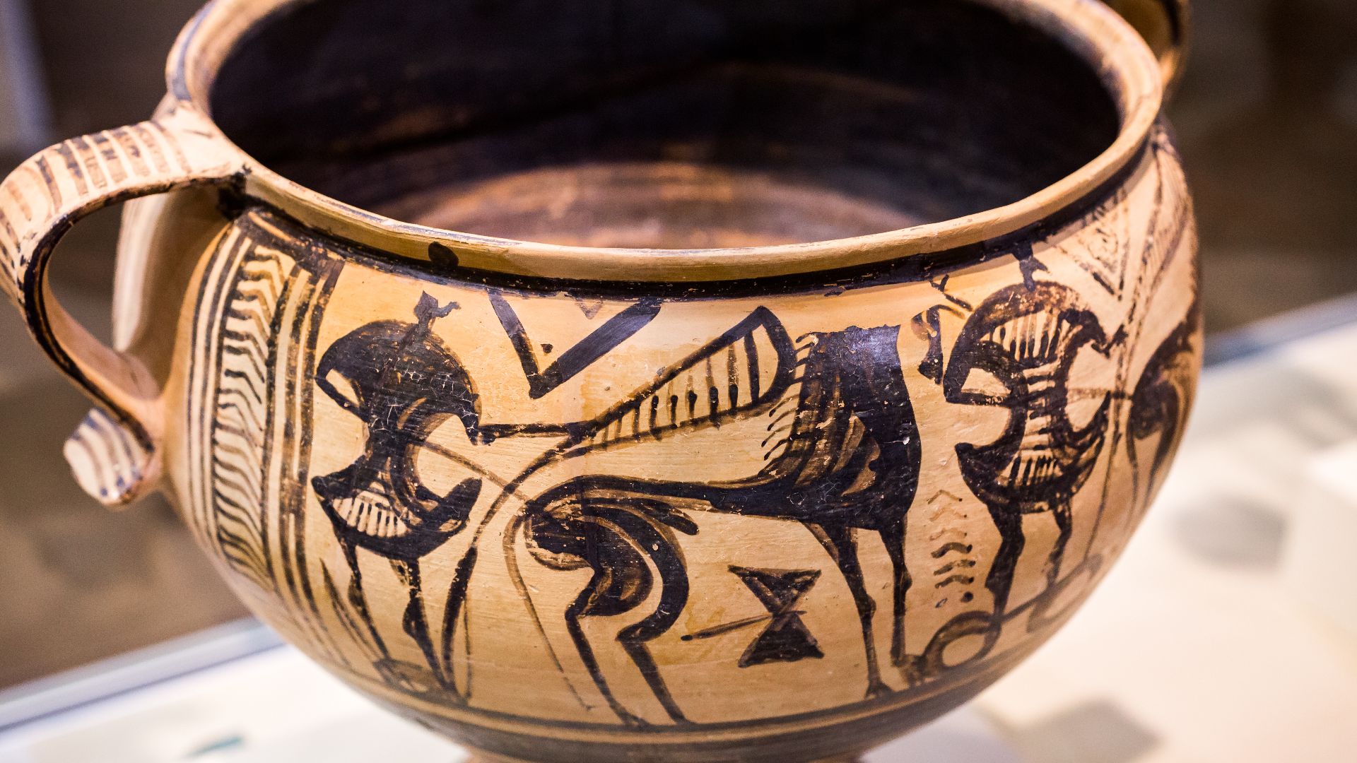 File:Boeotia - transition LG II - SG - krater - warriors in chariots - Tübingen MUT S-10 1239 - 01.jpg