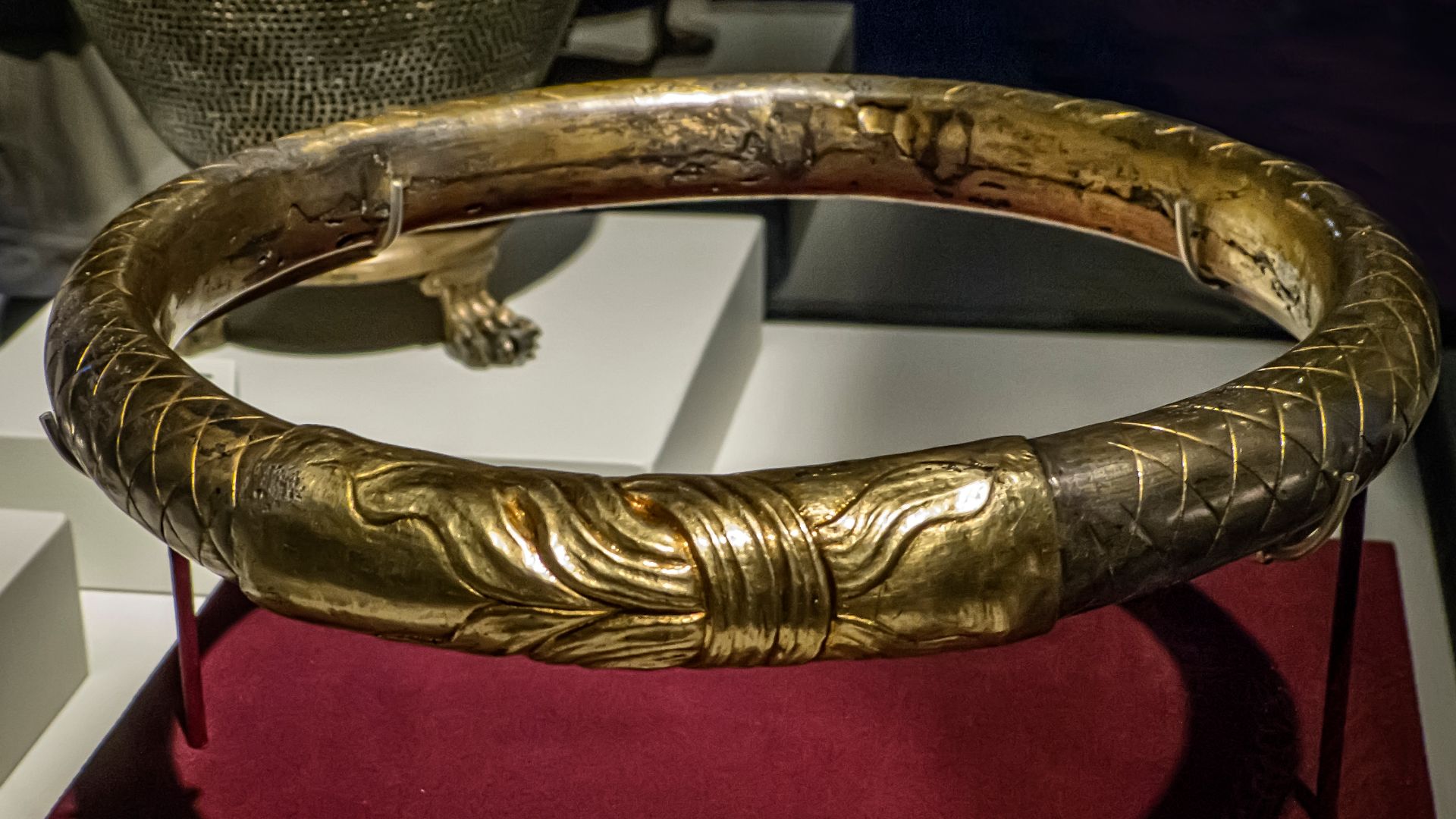 File:Silver and gold diadem with Herakles knot Philip II of Macedon 340-300 BCE NAM Aigai.jpg