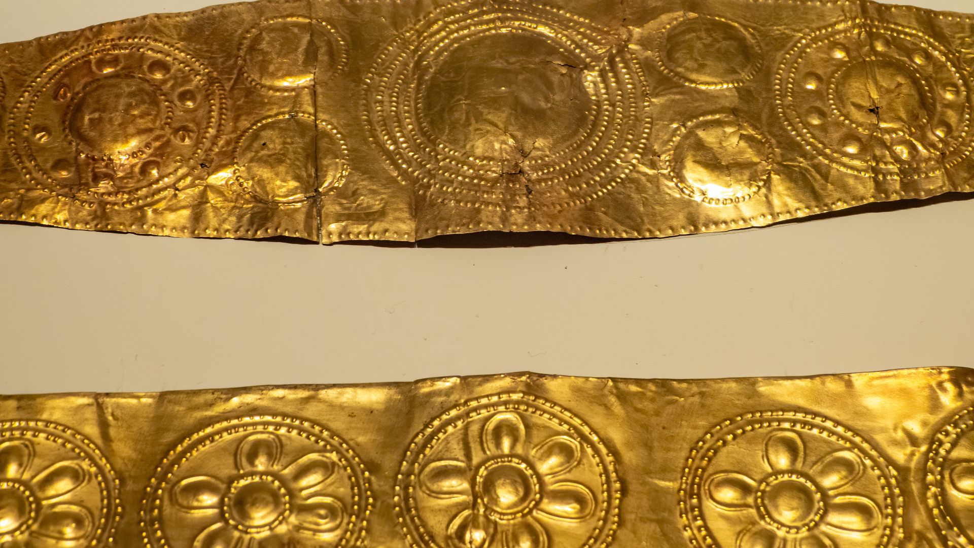 File:Gold diadems worn by females in royal graves at Mycenae Grave Circle A 16th century BCE NAM Athens.jpg