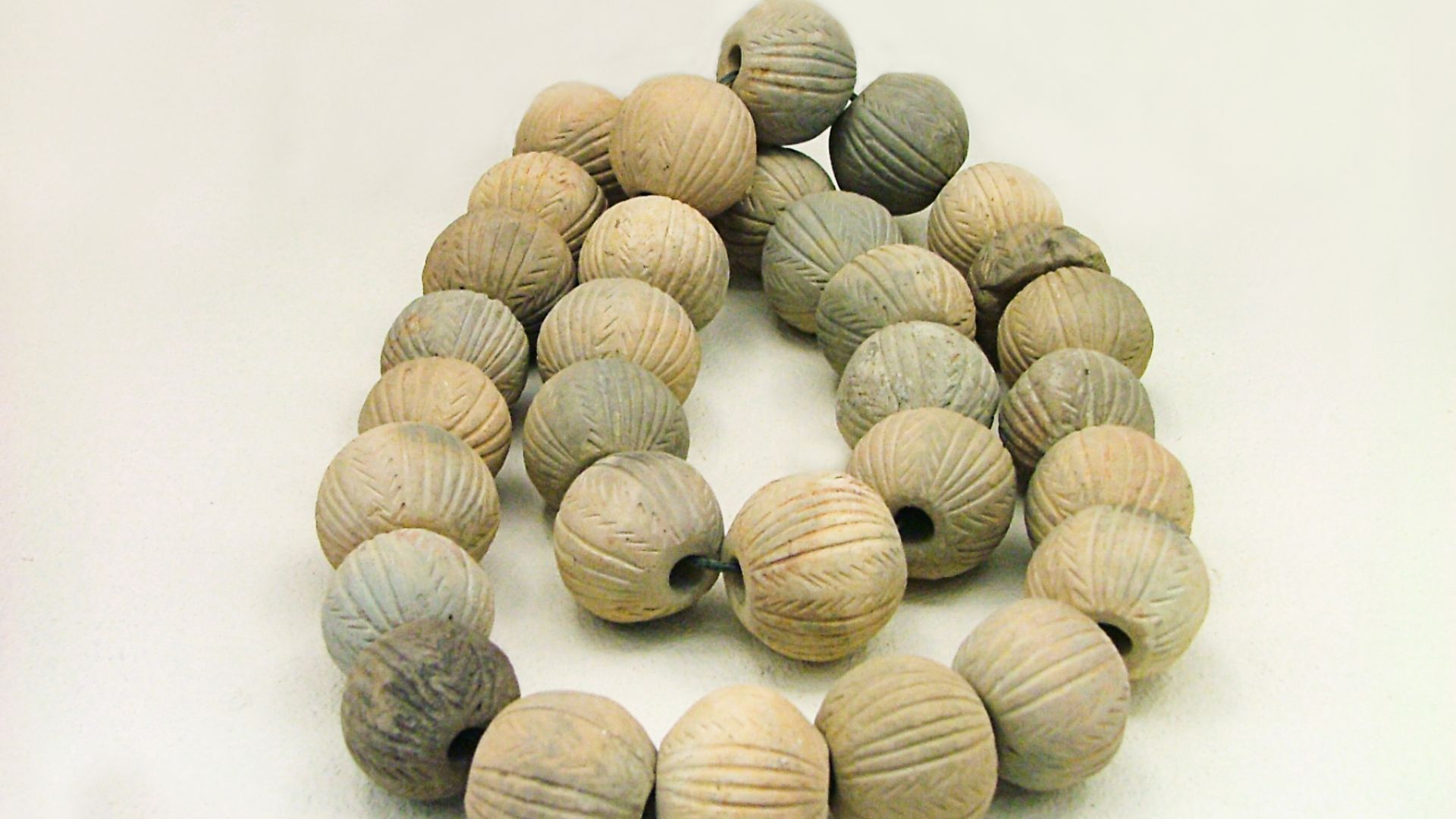 File:Ancient greek necklace with clay beads - KAMA.jpg