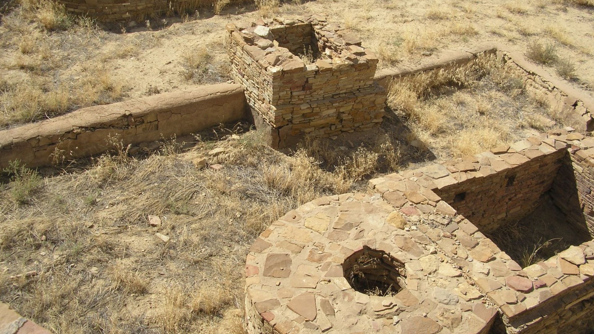 File:Chaco Canyon - Inside the Chetro Ketl Great Kiva.JPG
