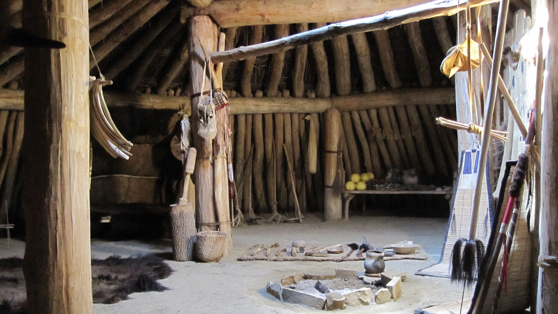 File:Reconstructed Mandan earthlodge interior.JPG