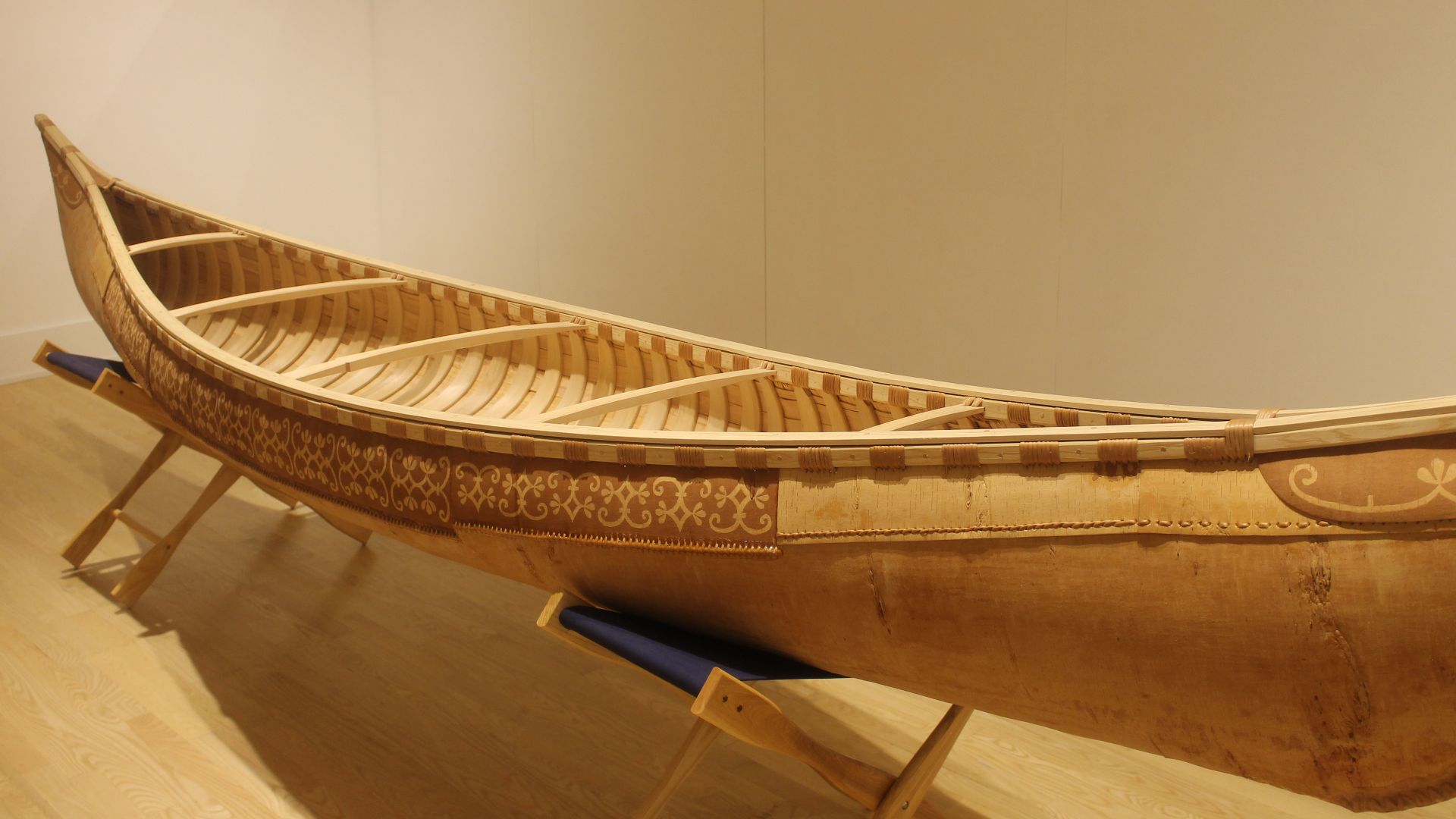 File:Birchbark canoe, Abbe Museum, Bar Harbor, ME IMG 2301.JPG