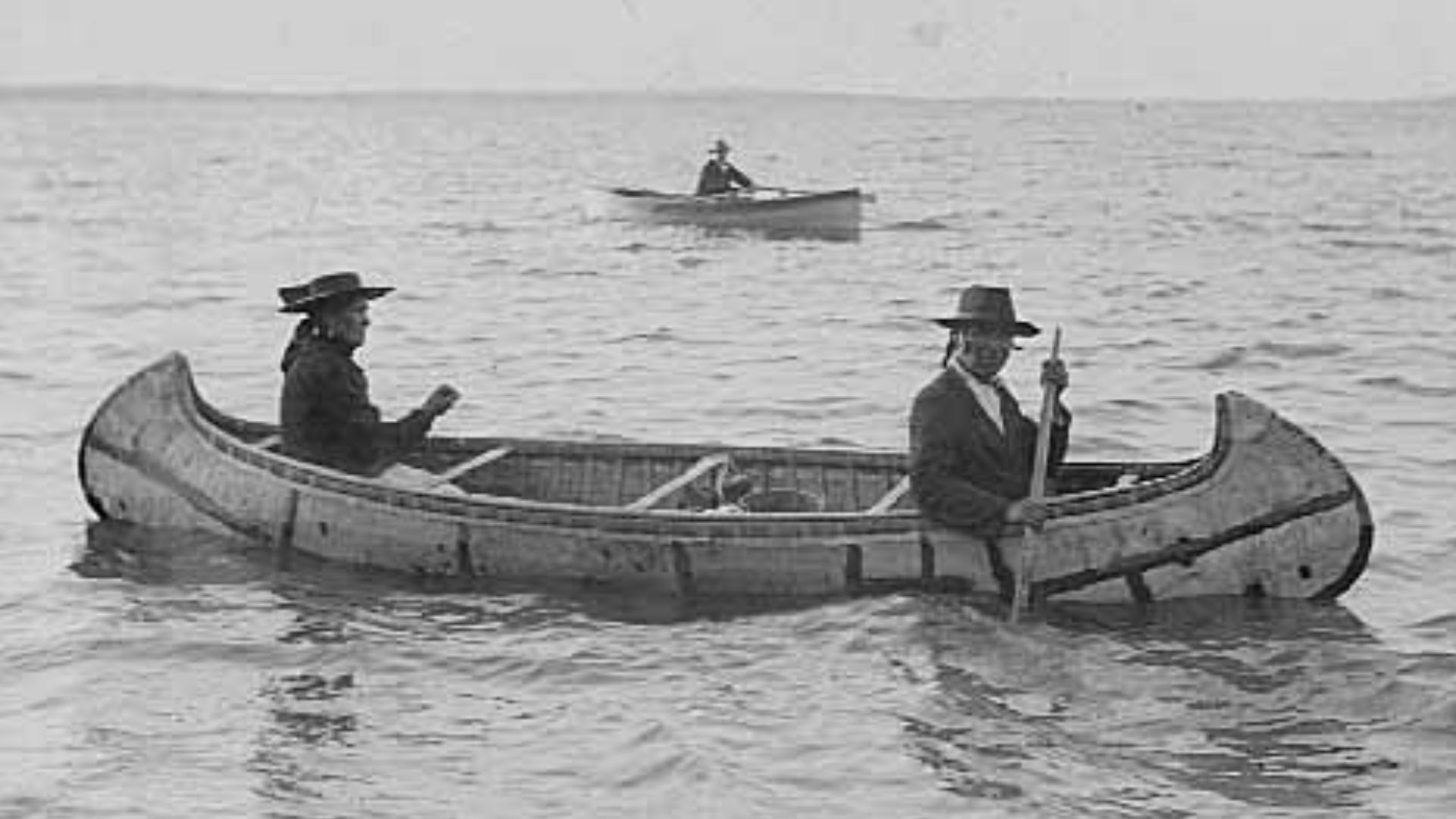 File:OjIBWE BIRCH BARK CANOE 1910 mINNESOTA.jpg