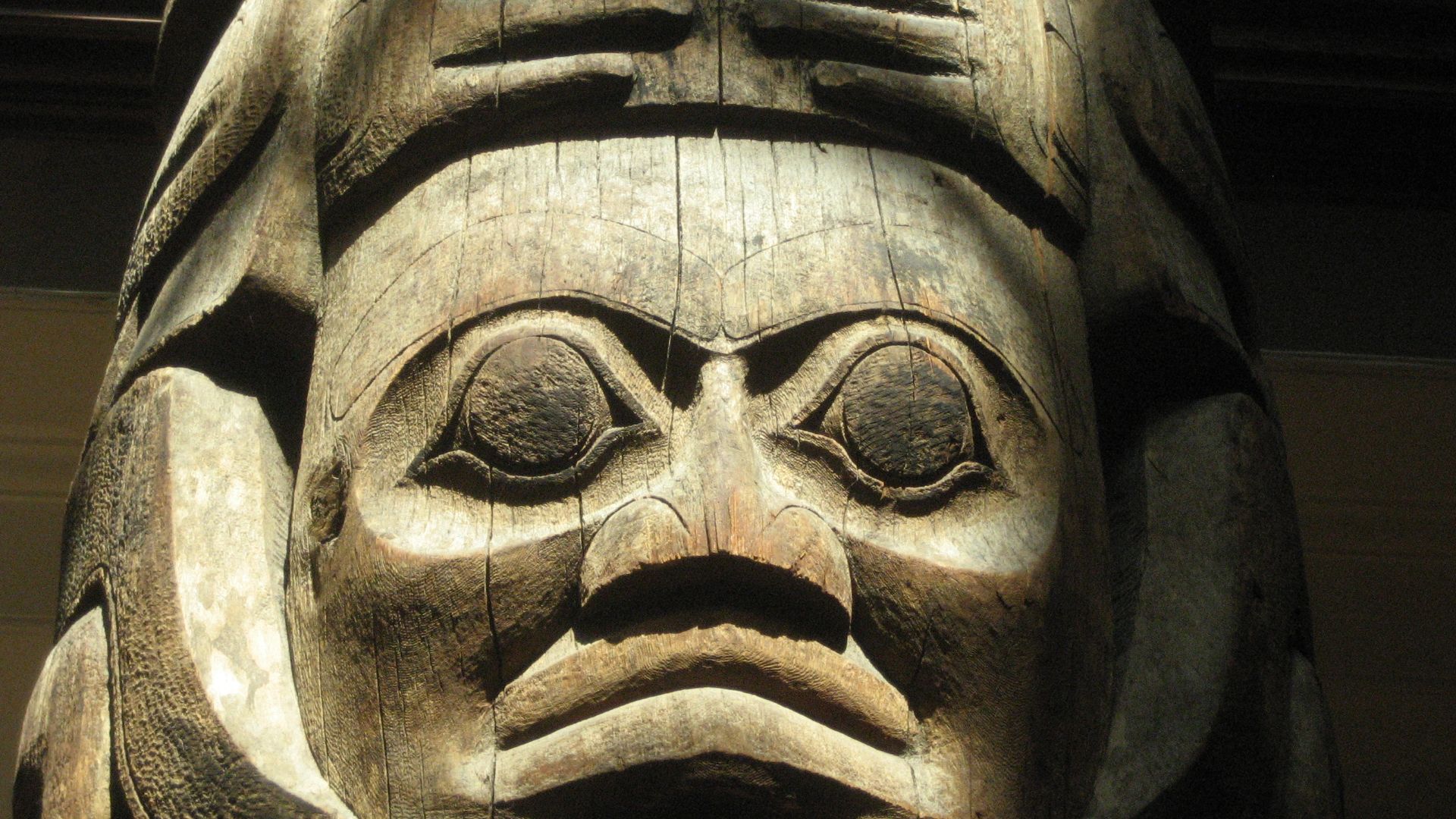 File:Haida totem pole from Tanu.jpg