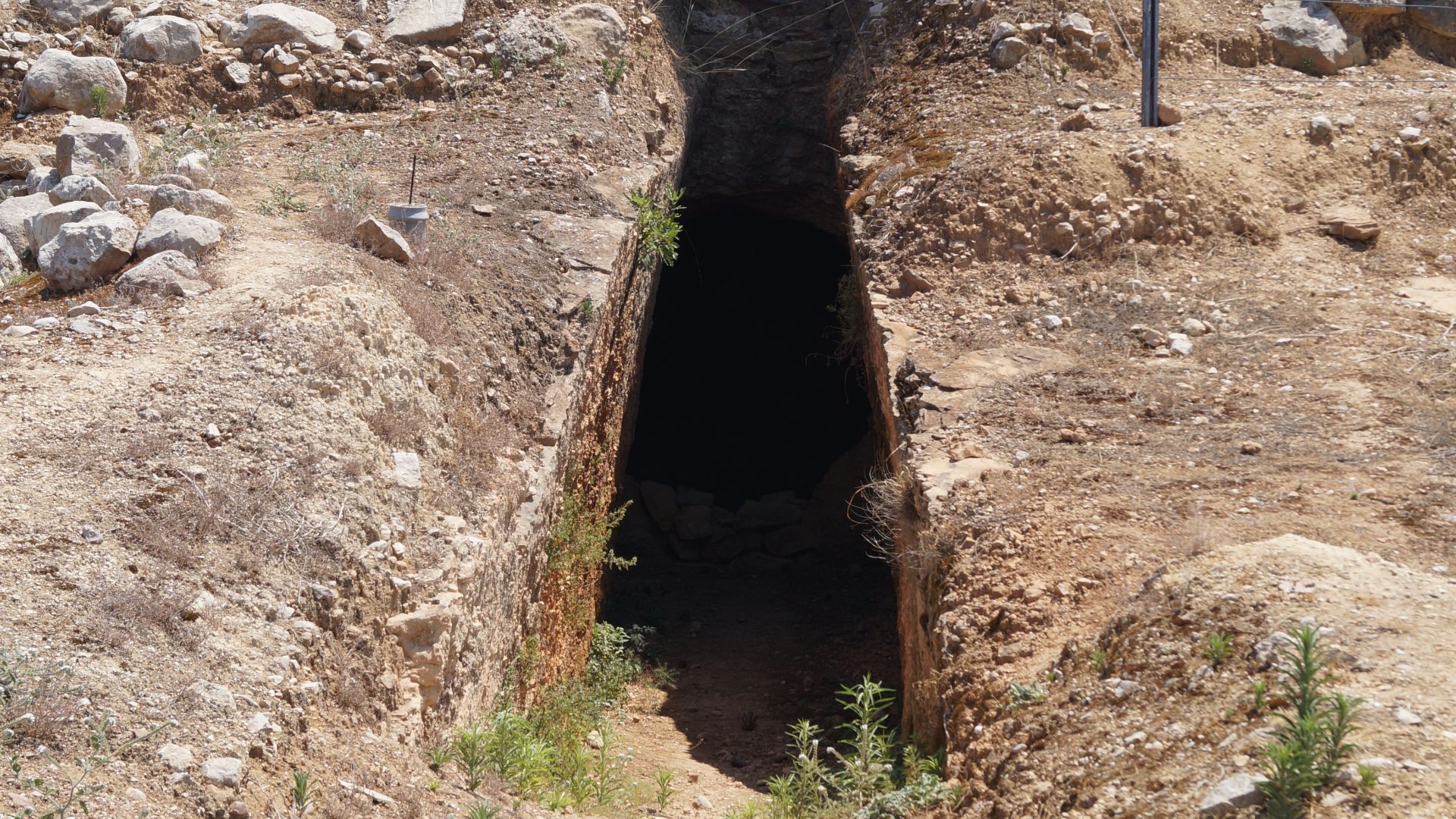 File:Chamber tomb 16 of Dendra 2.JPG