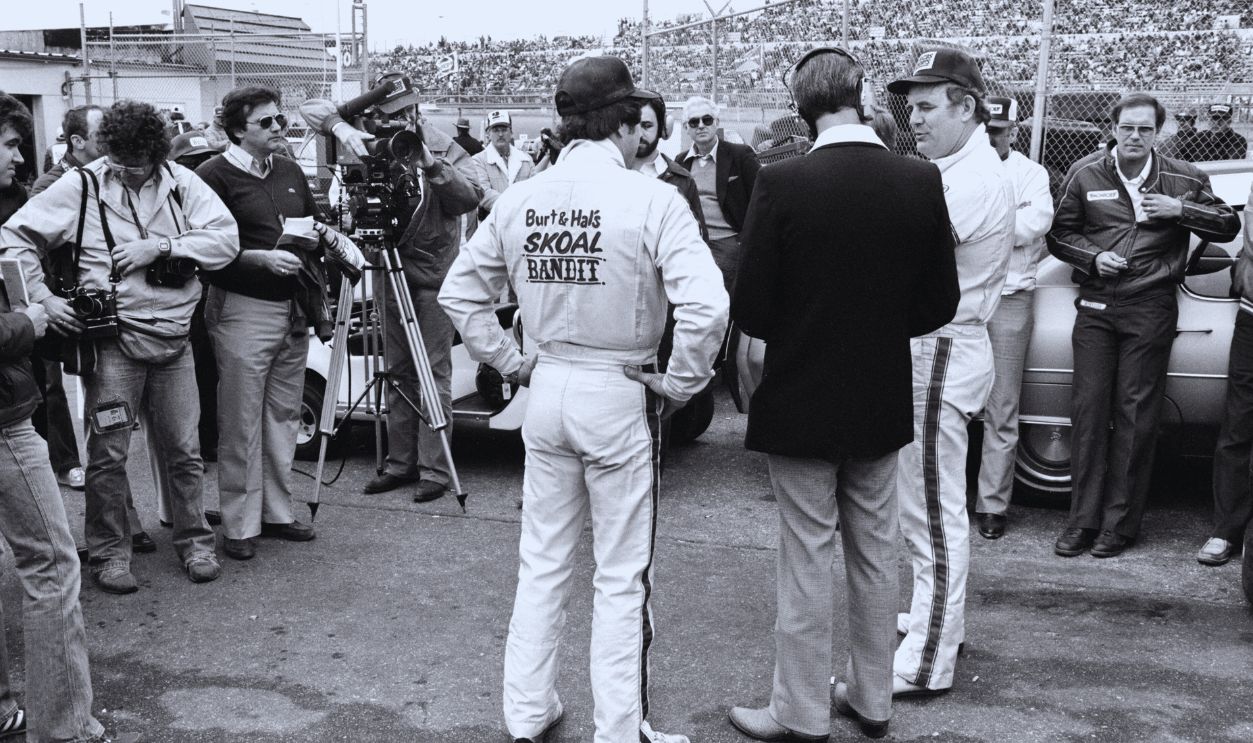 Gettyimages - 	991401042, 1982 Daytona 500 DAYTONA BEACH, FL - FEBRUARY 1982: CBS-TV motorsports reporter Ned Jarrett interviews NASCAR drivers Benny Parsons and Harry Gant in the garage area prior to the start of the 1982 Daytona 500 at Daytona International Speedway in Daytona Beach, Florida. 